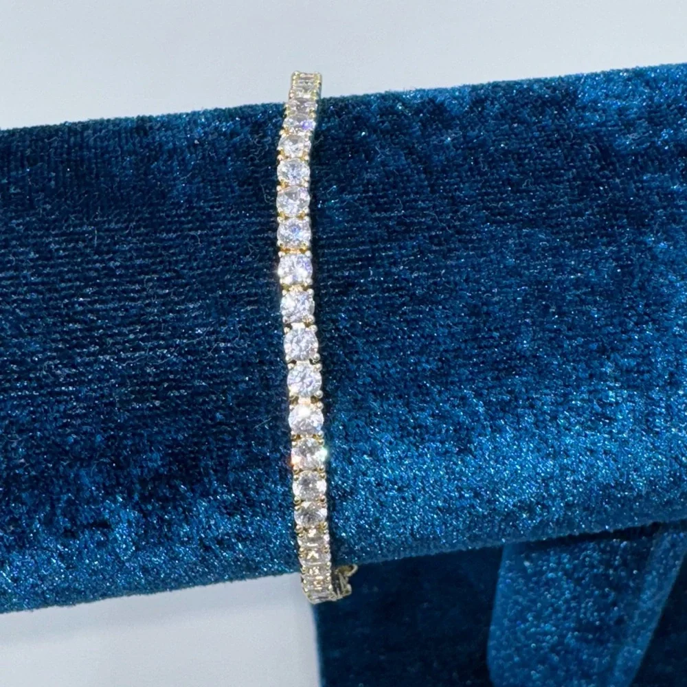 18kt Tennis Bracelet - Picture 6 of 12